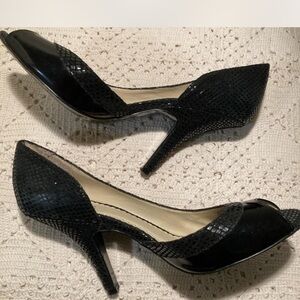 BCBG 2.5” black leather heels shoes size 7.5 like new